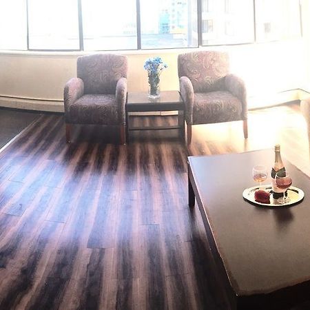 Divya Sutra Suites On Robson Downtown Ванкувер Экстерьер фото