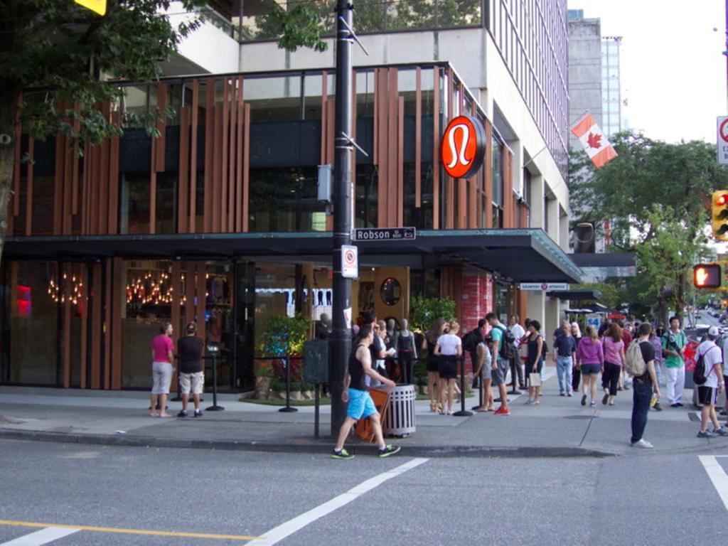 Divya Sutra Suites On Robson Downtown Ванкувер Экстерьер фото