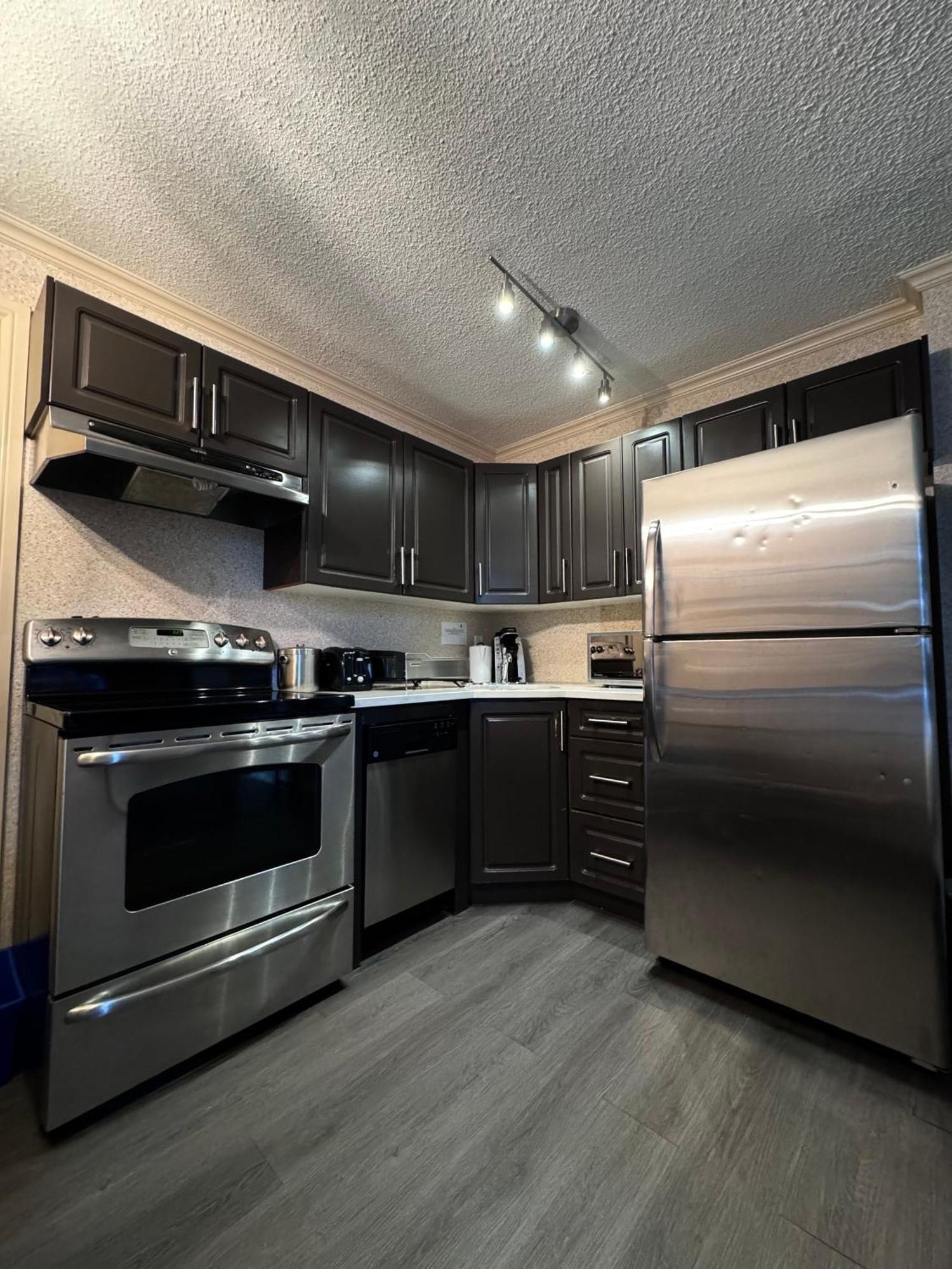 Divya Sutra Suites On Robson Downtown Ванкувер Экстерьер фото