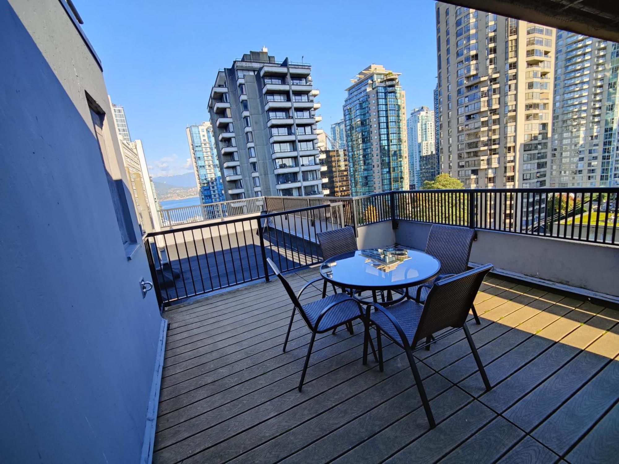 Divya Sutra Suites On Robson Downtown Ванкувер Экстерьер фото