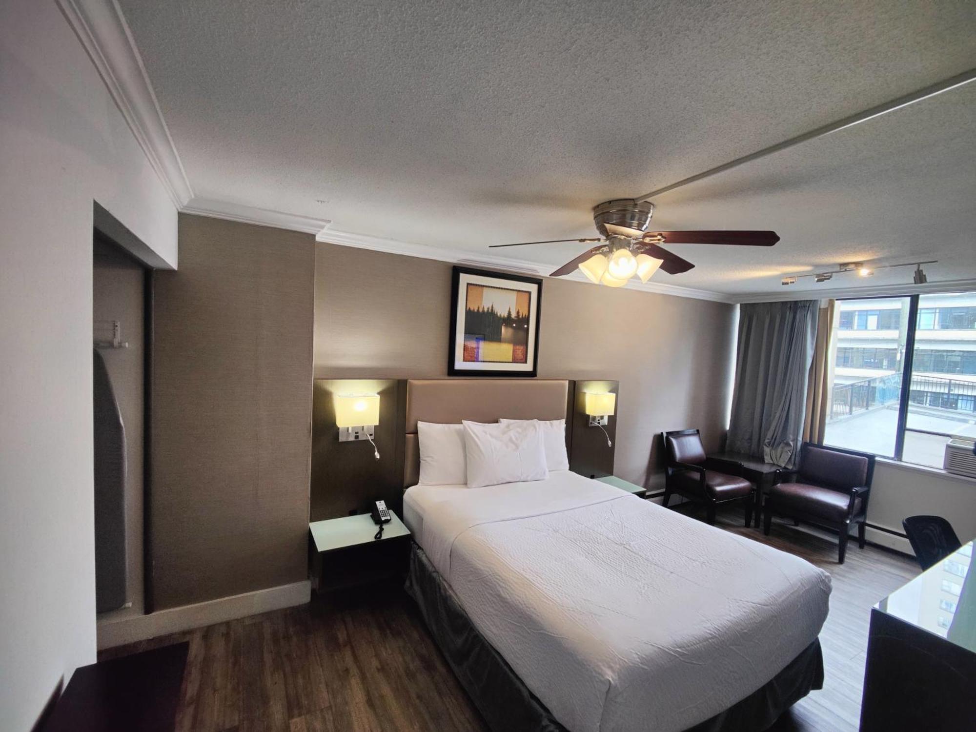 Divya Sutra Suites On Robson Downtown Ванкувер Экстерьер фото