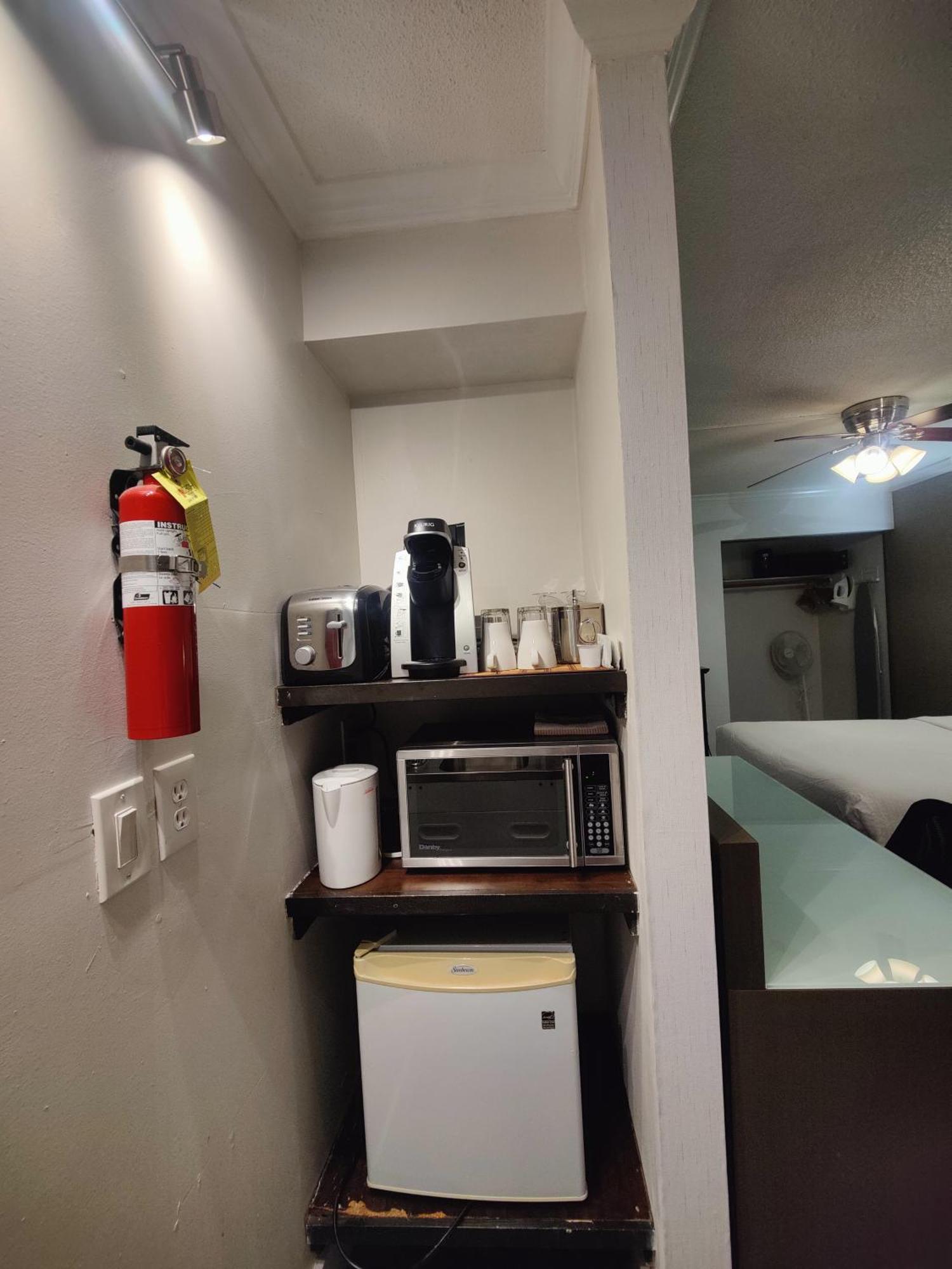 Divya Sutra Suites On Robson Downtown Ванкувер Экстерьер фото