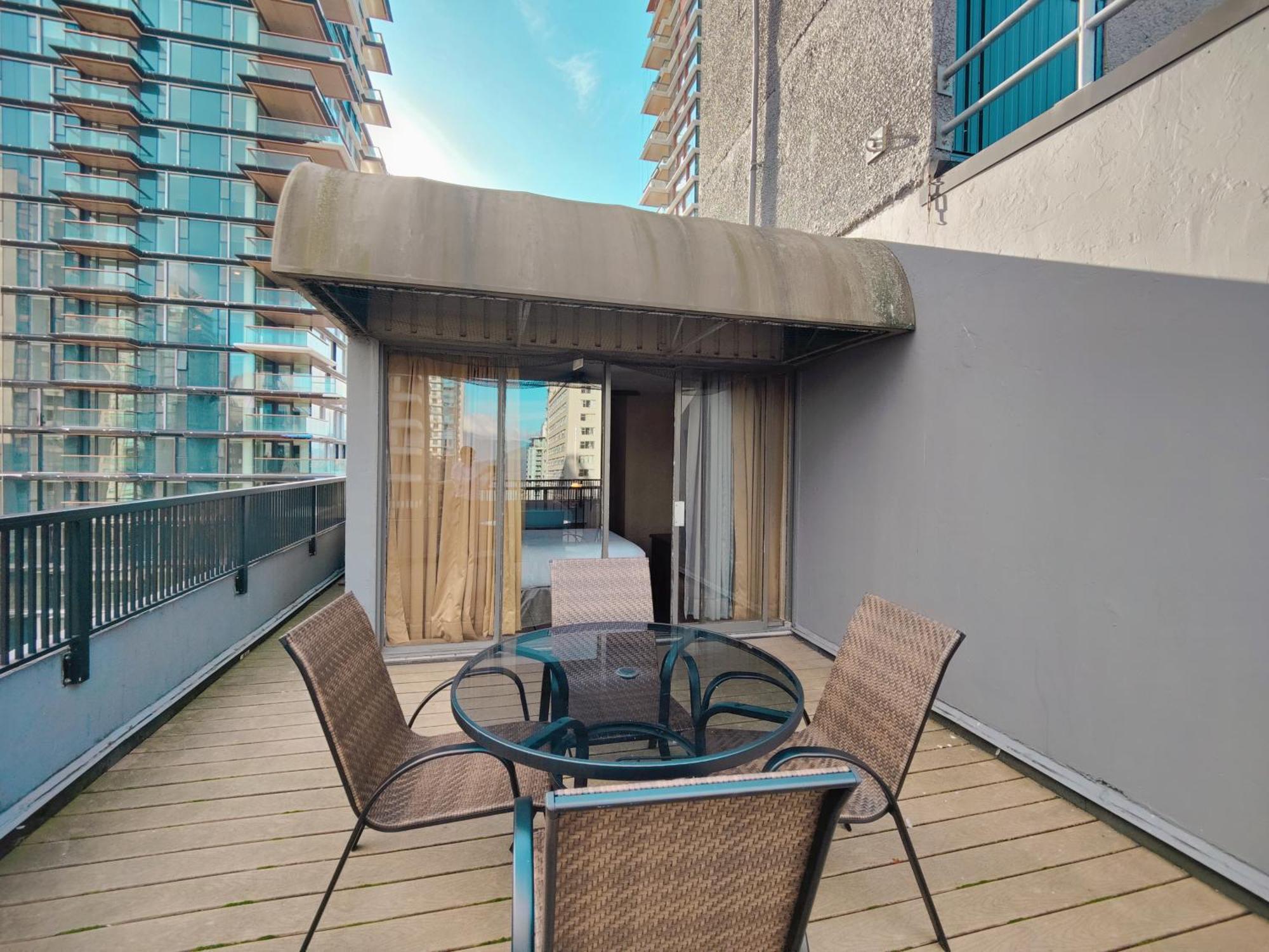 Divya Sutra Suites On Robson Downtown Ванкувер Экстерьер фото