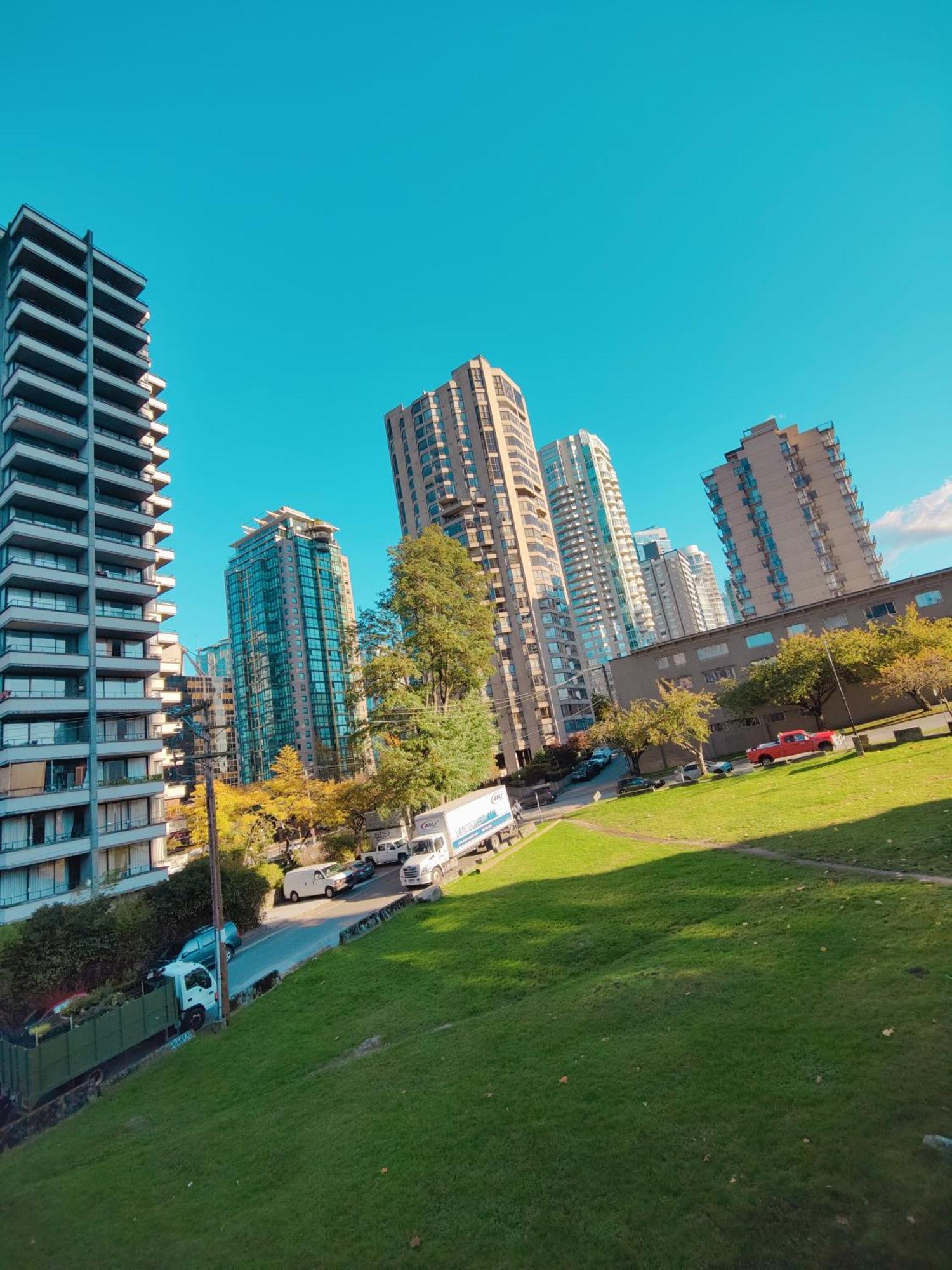 Divya Sutra Suites On Robson Downtown Ванкувер Экстерьер фото