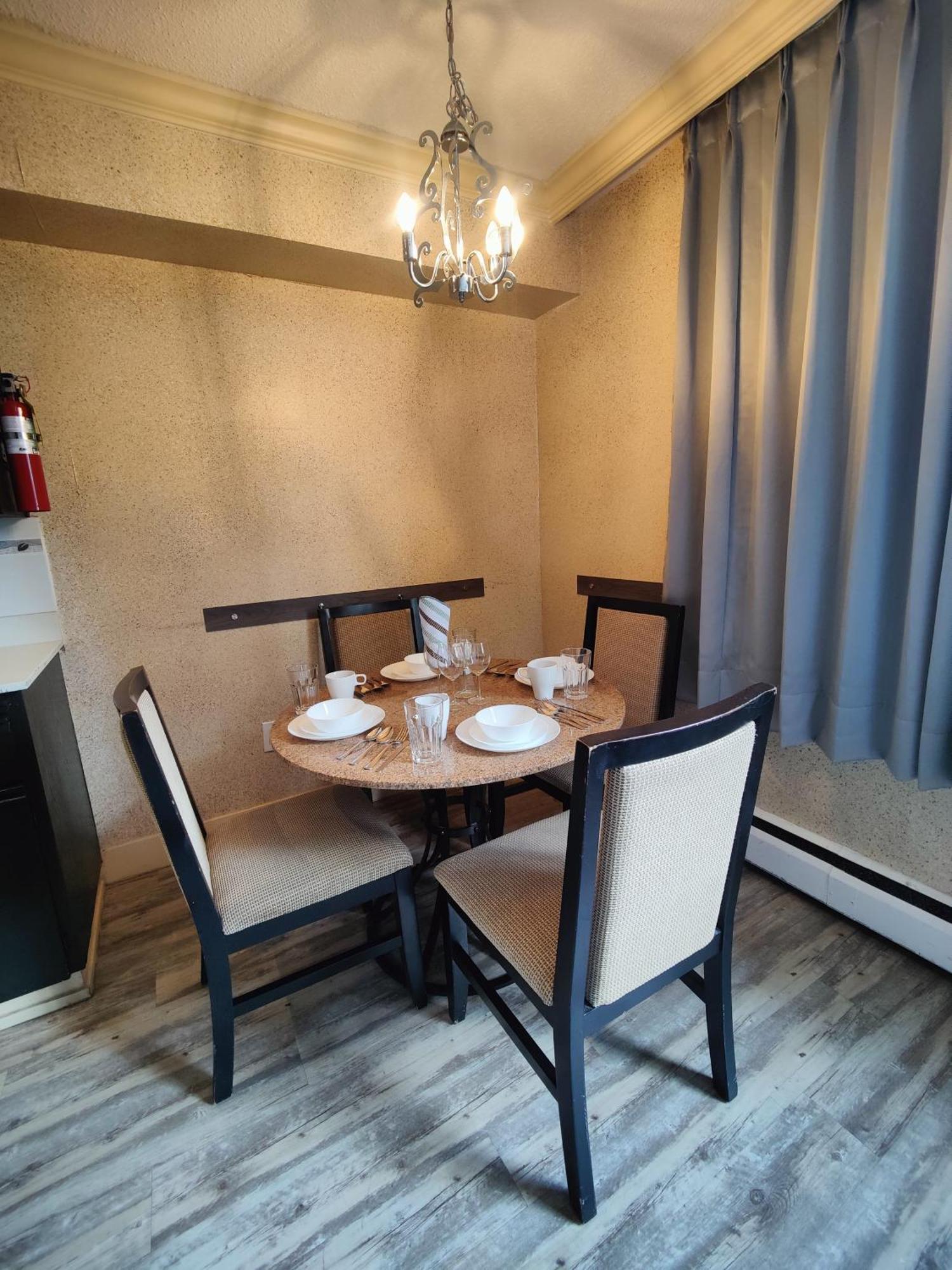 Divya Sutra Suites On Robson Downtown Ванкувер Экстерьер фото